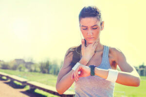 female runner stopped checking her heart rate