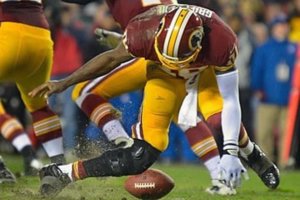 image:NFL player robert griffin III suffering a knee injury while playing football